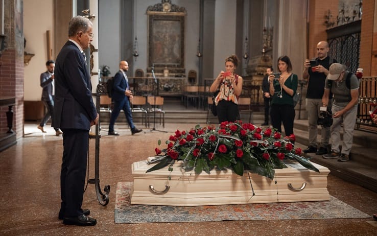 Romano Prodi davanti alla bara della moglie Flavia Franzoni Prodi