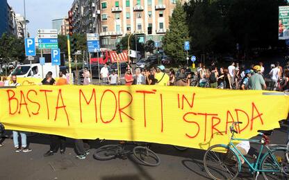 Donna investita in bici a Milano, ciclisti bloccano piazzale Loreto