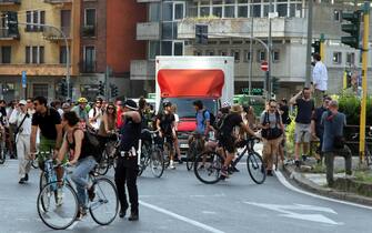 Ciclisti bloccano piazzale Loreto dopo la morte di unna donna travolta da una betoniera, Milano, 23 giugno 2023. ANSA/PAOLO SALMOIRAGO