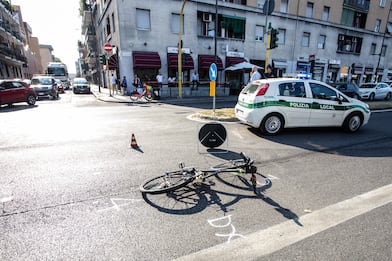 Ciclista investito per strada: condizioni gravi
