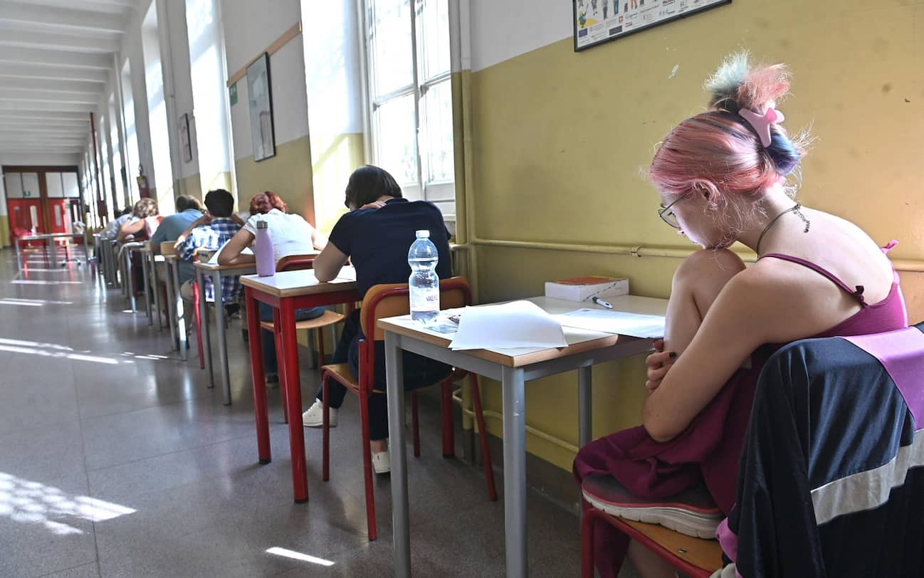 Como, chat di classe con foto porno e insulti: denunciati 6 studenti