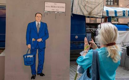 Milano, murale dedicato a Berlusconi nella via in cui è nato