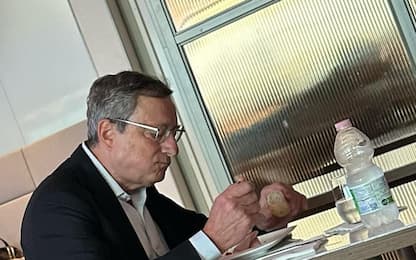Il pranzo frugale di Mario Draghi all'aeroporto di Fiumicino