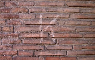 La lettera K su un muro interno del Colosseo incisa da un turista russo, Roma, 21 novembre 2014. L'arresto è stato eseguito dai militari del Nucleo radiomobile e l'uomo, un incensurato di 42 anni, è accusato di danneggiamento aggravato. L'arresto per 'l'ingente valore del danno'. ANSA/SOPRINTENDENZA SPECIALE PER I BENI ARCHEOLOGICI DI ROMA ++ NO SALES, EDITORIAL USE ONLY ++