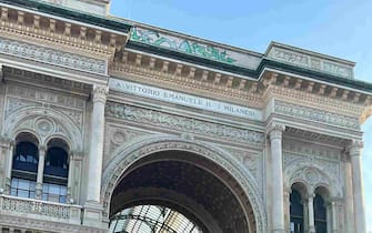 I lavori di pulizia delle scritte che hanno deturpato la Galleria Vittorio Emanuele II, in piazza del Duomo, da parte di alcuni writer, Milano, 9 agosto 2023. ANSA/ UFFICIO STAMPA COMUNE MILANO ++ HO - NO SALES EDITORIAL USE ONLY++