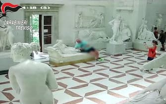 Un frame tratto dal video fornito dai Carabinieri mostra il momento in cui un turista austriaco danneggia la statua di Antonio Canova, custodita nella Gipsoteca di Possagno (Treviso) per scattarsi un seflie, 4 Agosto 2020. ANSA/UFFICIO STAMPA/CARABINIERI