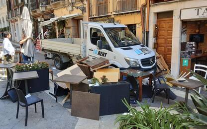 Cagliari, furgone finisce sui tavolini di un locale: 15 feriti