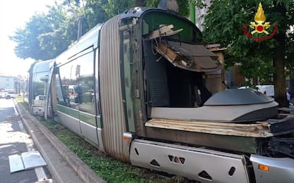 Milano, tram deraglia finendo contro un albero: 6 feriti lievi