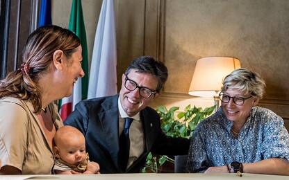 Firenze, sindaco Nardella firma riconoscimento figlio di due donne