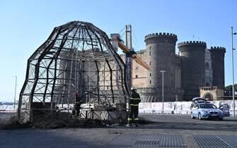 L'installazione 'Venere degli stracci, completamente distrutta da un incendio, in piazza Municipio a Napoli, 12 luglio 2023. ANSA/ CIRO FUSCO