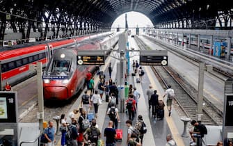 Disagi per i passeggeri a causa dello sciopero dei treni in stazione centrale a Milano, 13 luglio 2023. ANSA/MOURAD BALTI TOUATI (treno, stazione, larga, passeggeri, generica, simbolica, vacanze, valigie, pendolari, ferie, viaggio, partenze)