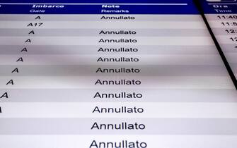Il tabellone con i voli cancellati all'aeroporto di Linate, Milano, 15 luglio 2023. ANSA/MOURAD BALTI TOUATI