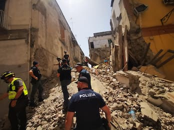 Torre del Greco, crollata una palazzina: 5 feriti. LE FOTO