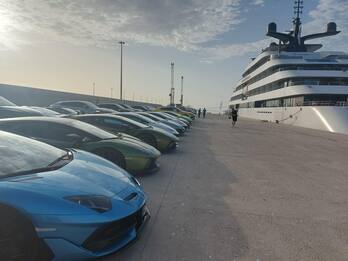 Puglia, 100 Lamborghini per i passeggeri di uno yatch a Monopoli