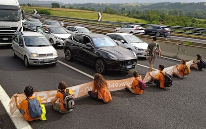 Attivisti di Ultima Generazione bloccano autostrada tra Roma e Firenze