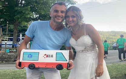 Modena, coppia di sposi medico e infermiere salvano uomo al matrimonio