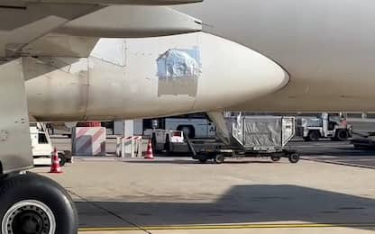 Ita, aereo Cagliari Roma rattoppato con nastro adesivo: polemiche