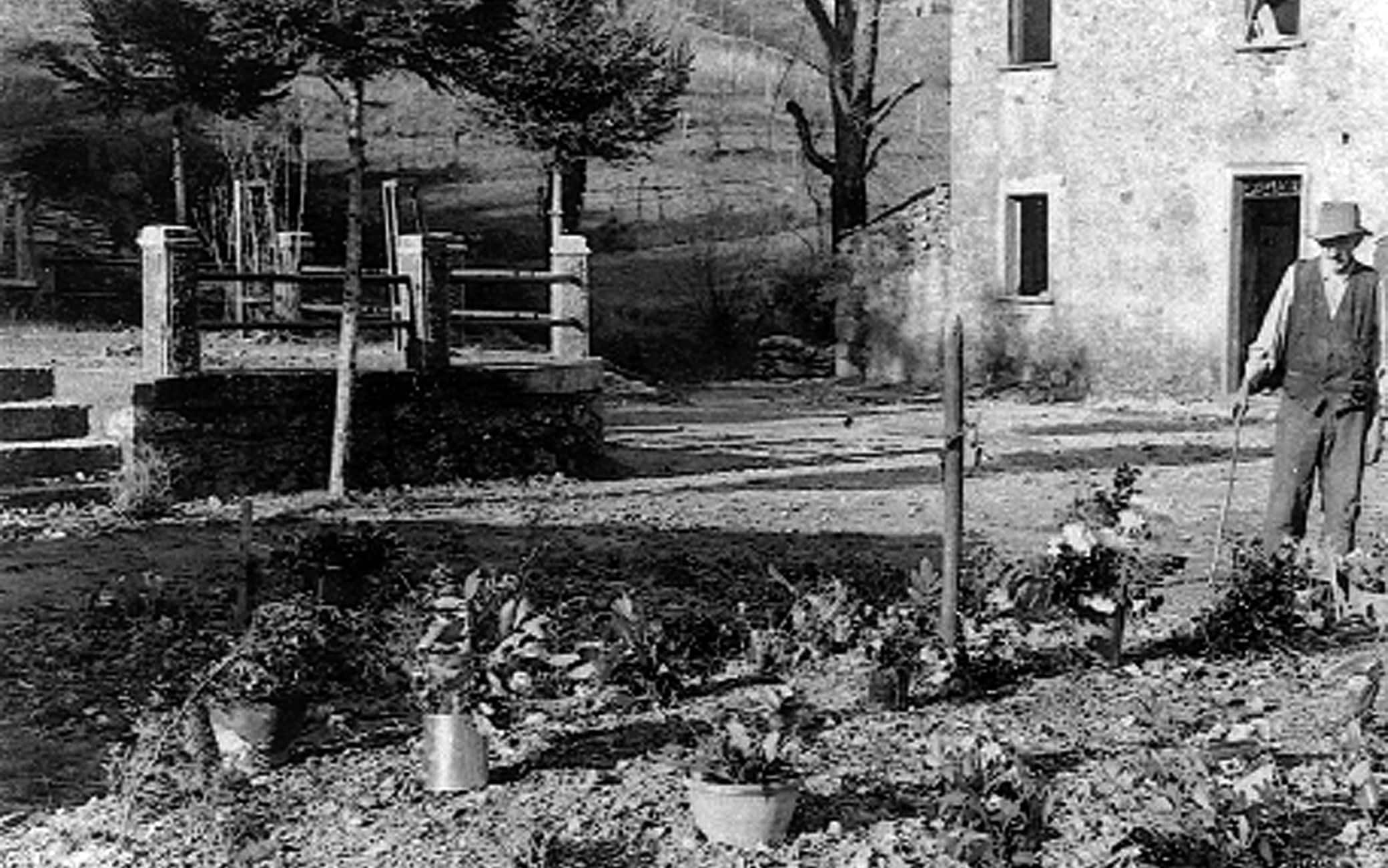 La fossa comune ricavata davanti alla piazza della chiesa di Sant'Anna a Stazzema (Lucca)  dove nell'agosto 1944 si consumo' la strage nazista in cui furono uccise circa 560 persone, quasi tutti donne e bambini, tra cui Don Innocenzo Lazzeri.    
ANSA/UFFICIO STAMPA MUSEO DI STAZZEMA   +++HANDOUT NO SALES - EDITORIAL USE ONLY+++
