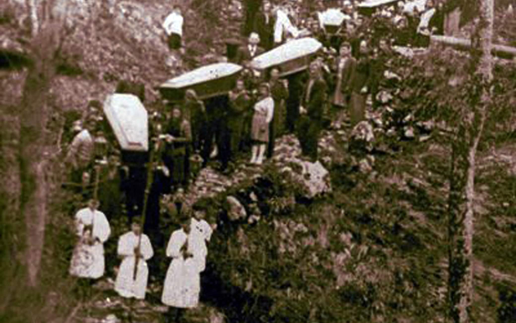 La traslazione delle salme delle vittime della strage nazista di Sant'Anna di Stazzema (agosto 1944)  verso il Monumento Ossario, avvenuta nella primavera del 1948. Nell'eccidio vennero massacrati 560 innocenti, in gran parte bambini, donne e anziani. 
ANSA/UFFICIO STAMPA MUSEO DI STAZZEMA   +++HANDOUT NO SALES - EDITORIAL USE ONLY+++