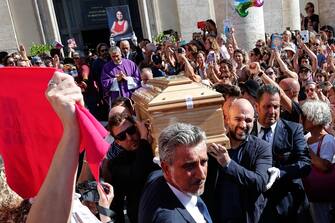 Un momento alla Chiesa degli Artisti durante i funerali di Michela Murgia, 12 Agosto 2023. ANSA/GIUSEPPE LAMI