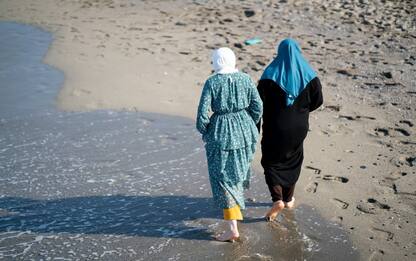 Bagno in mare vestite, protesta contro donne musulmane a Trieste