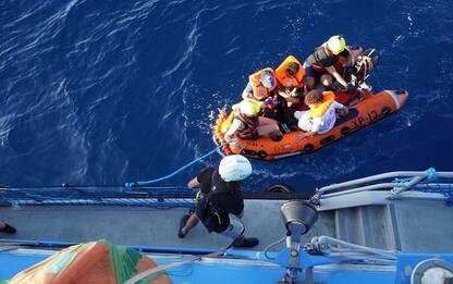 Migranti, continuano sbarchi a Lampedusa: polemica governo-sindaci