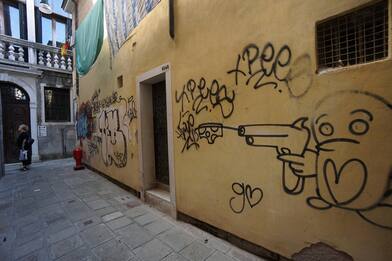 Venezia, vandali dei muri deturpano la città di scarabocchi e graffiti