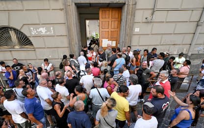 Napoli, lunghe code al Municipio per richiedere la Carta Acquisti