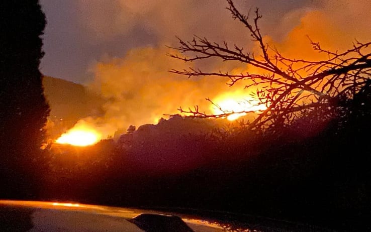 L'incendio scoppiato a Ortano nel comune di Rio nell'Elba sull'isola d'Elba, 22 agosto 2023.
ANSA