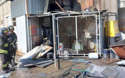 Modena, esplosione in una carrozzeria: un morto e un ferito grave