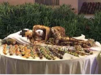 Sardegna, ragazza coperta di cioccolato su buffet in hotel: è polemica