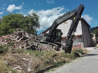 I mezzi del Genio dell'Esercito al lavoro per la rimozione delle macerie, Arquata del Tronto (Ascoli Piceno), 14 agosto 2017. ANSA