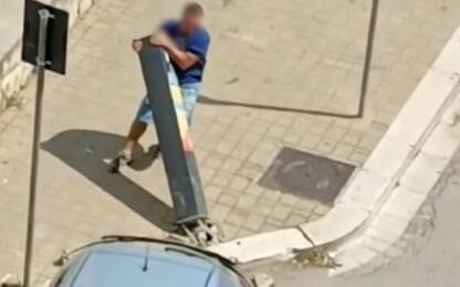 Foggia, uomo sradica parchimetro e lo carica in auto: arrestato VIDEO