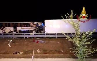 FRAME DA VIDEO - UDINE, INCIDENTE BUS E TIR SU A4. NUMEROSI FERITI SOCCORSI DAI VIGILI DEL FUOCO