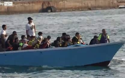 Migranti, viaggio sui pescherecci di Lampedusa tra barchini e profughi