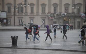 Turisti e cittadini si riparano dalla pioggia a Milano, 28 agosto 2023. ANSA/DAVIDE CANELLA