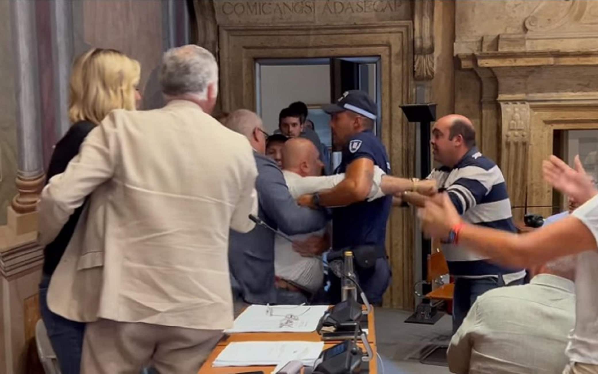 Terni: Far west in consiglio comunale minacce e rissa sfiorata tra il sindaco Bandecchi e il consigliere di opposizione Cecconi