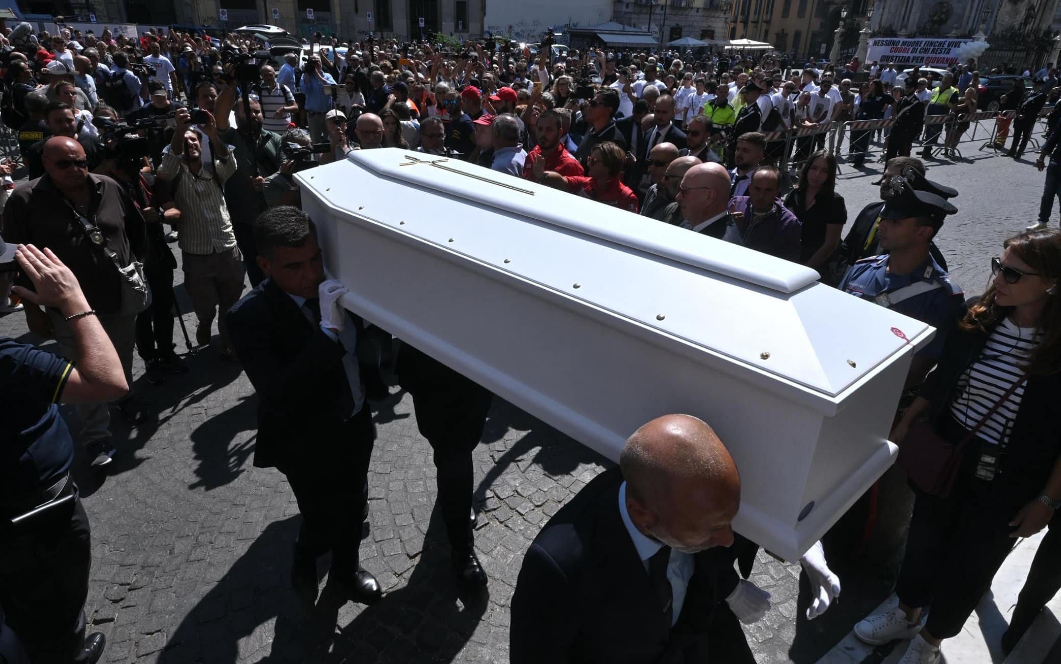 Un momento della cerimonia funebre di Giogiò Cutolo, il musicista di 24 anni ucciso da un ragazzino di 17 anni, Napoli, 6 Settembre 2023. ANSA/CIRO FUSCO