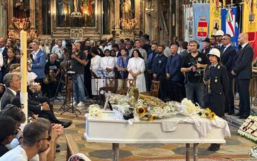 Un momento della cerimonia funebre di Giogiò Cutolo, il musicista di 24 anni ucciso da un ragazzino di 17 anni, Napoli, 6 Settembre 2023. ANSA/CESARE ABBATE