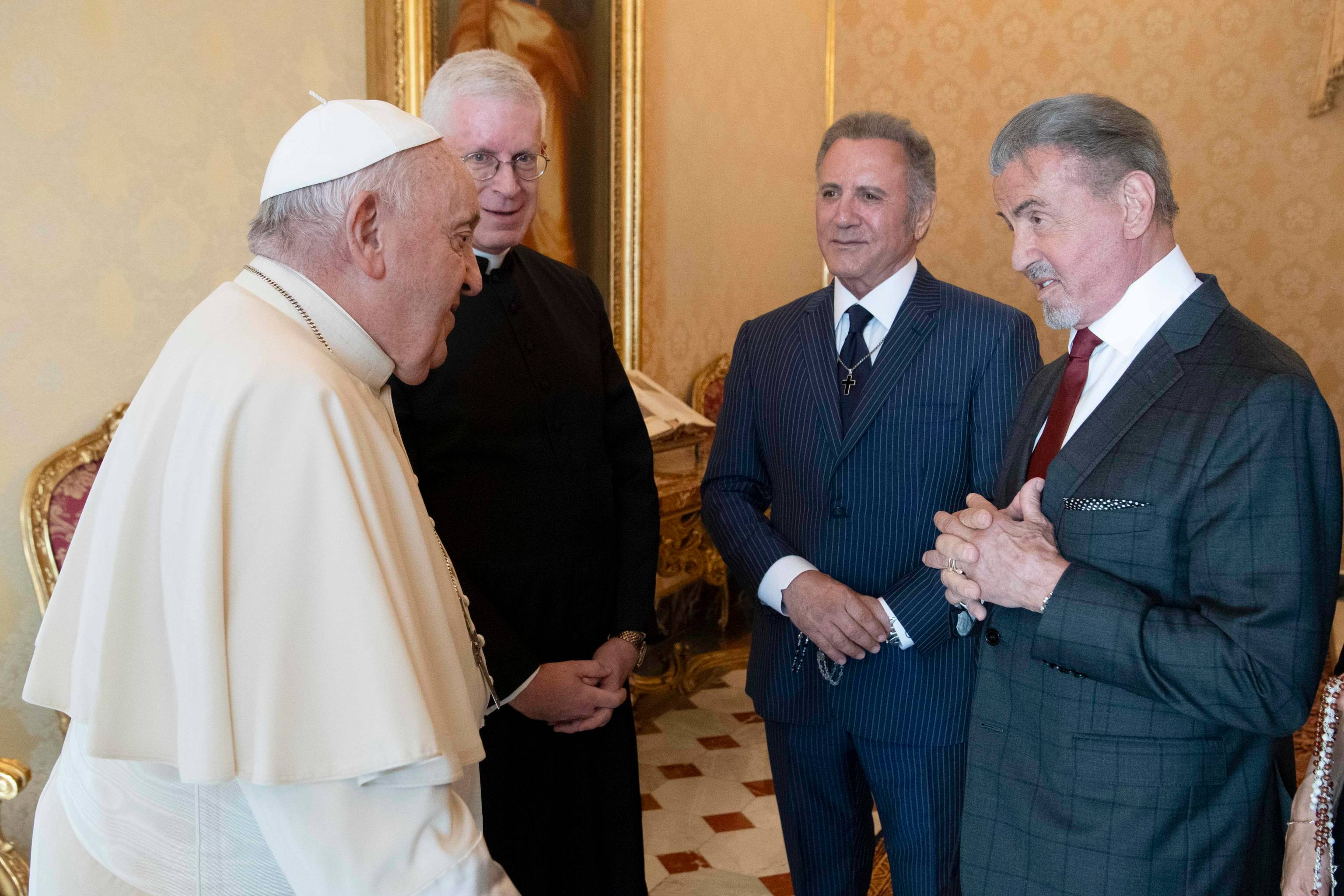 Papa Francesco riceve in udienza in Vaticano l'attore e regista americano Sylvester Stallone, Citta' del Vaticano, 8 settembre 2023. 
A handout photo made available by the Vatican Media shows Pope Francis (L) and US actor and director Sylvester Stallone (R) during a meeting in Vatican City, 8 September 2023.
ANSA/ VATICAN MEDIA ++HO - NO SALES EDITORIAL USE ONLY++
