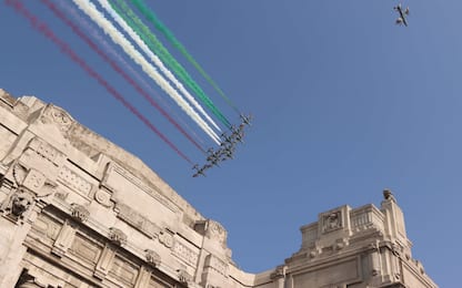 Frecce Tricolori a Milano per celebrare i 100 anni dell'Aeronautica
