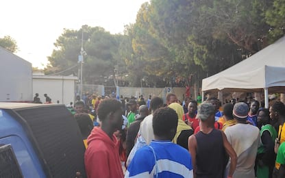 Migranti, emergenza a Lampedusa: migliaia di arrivi. Cosa succede