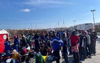 Sono 6.792 i migranti presenti sull'isola di Lampedusa. La maggior parte si trova all'hotspot di contrada Imbriacola, ma più gruppi sono in attesa in vari punti dell'isola, soprattutto sui moli. La Prefettura di Agrigento ha disposto il trasferimento, entro le 13, di 880 persone: 700 verranno imbarcate sul traghetto di linea che giungerà in serata a Porto Empedocle e 180 partiranno con un volo Oim. La polizia, fra poco, inizierà a scortare i vari gruppi al porto e all'aeroporto, 13 settembre 2023. ANSA/ELIO DESIDERIO