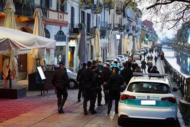 Milano, 23enne aggredito nella notte in zona Darsena: è in coma