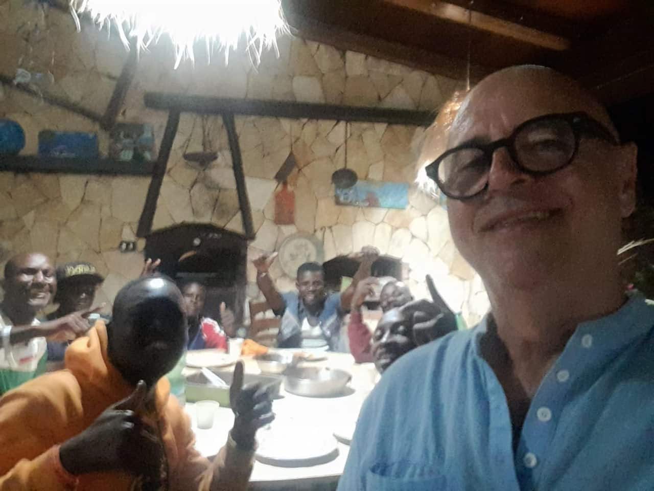 L'uomo che ha preparato la cena per un gruppo di migranti a Lampedusa.