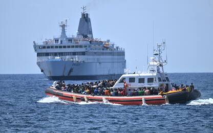 Migranti, ancora sbarchi a Lampedusa: telefonata tra Meloni e Macron