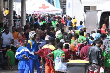 Migrants while they are waiting in port empedocle (Lampedusa) to be transferred to other destinations, 18 September 2023. ANSA/CIRO FUSCO