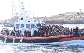 Un momento dell'arrivo di migranti nel porto di Lampedusa, 18 Settembre 2023. ANSA/CIRO FUSCO
A moment of the arrival of migrants in the port of Lampedusa, 18 September 2023. ANSA/CIRO FUSCO