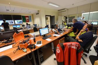 La sala di controllo della Protezione Civile della Regione Liguria, Genova, 04 novembre 2014. Nuova allerta meteo del Dipartimento della Protezione Civile: la perturbazione atlantica che sta interessando l'Italia porterà nelle prossime ore ancora piogge e temporali anche molto intensi su buona parte del paese. Sulla base delle previsioni disponibili, il Dipartimento ha dunque valutato una criticità rossa, il livello più alto, per rischio idrogeologico su Liguria e Toscana.
ANSA/LUCA ZENNARO