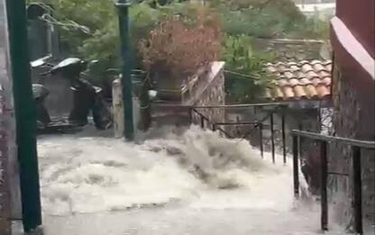 Maltempo in Campania, strade allagate e linee interrotte